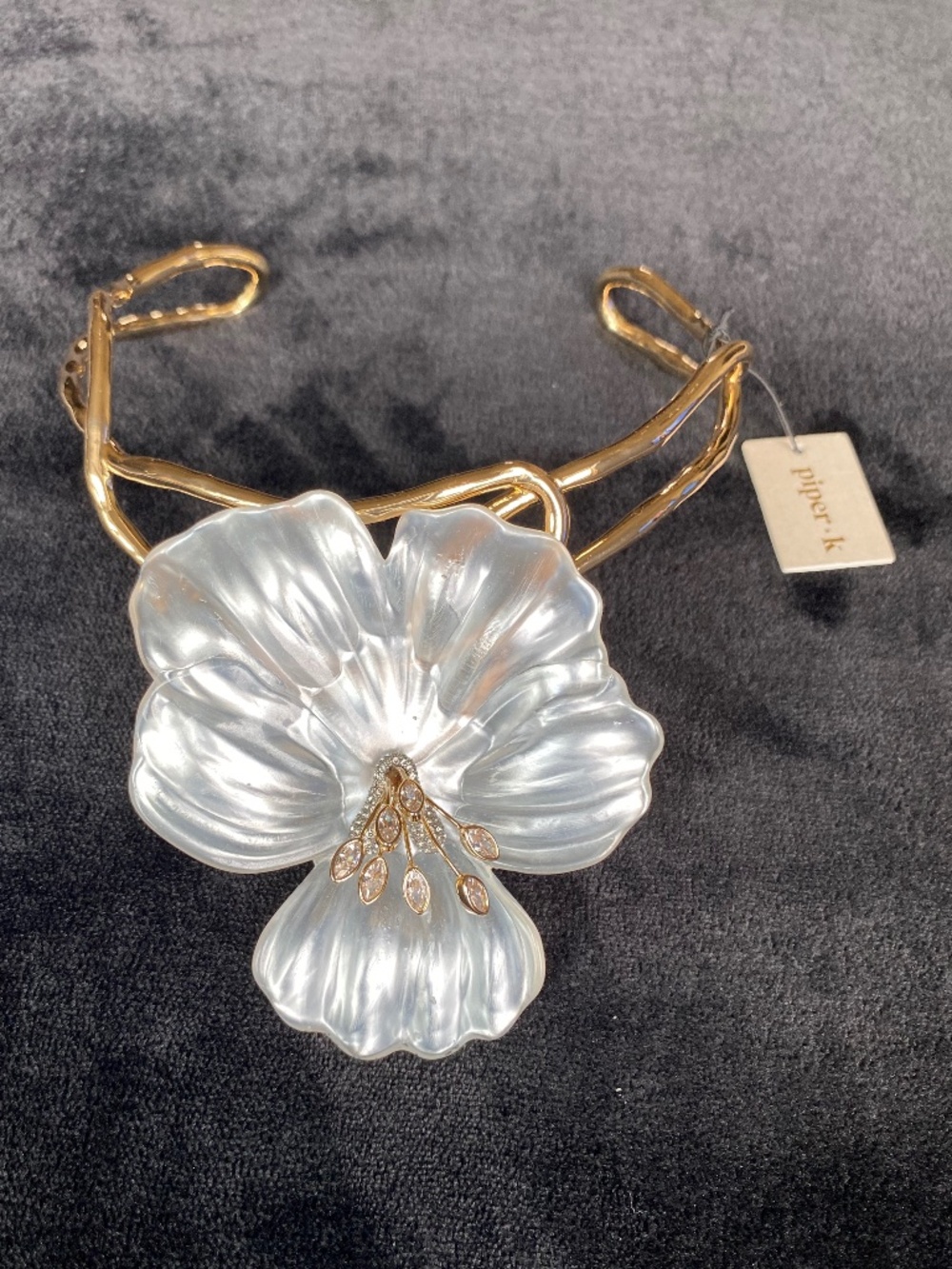 NWT Piper K Pansy Lucite Vine Collar Necklace